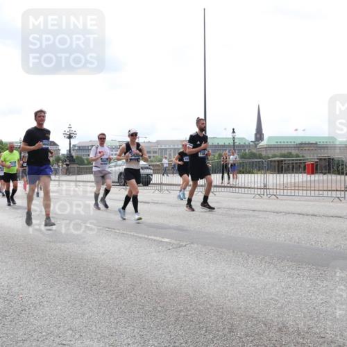 29.06.2025 - hella hamburg halbmarathon Lena Gebhardt http://msf.ph/oto/8266282 29.06.2025 10:34:43 Lombardsbrücke 1025, 1672, 2023, 2355, 2412, 2464, 2510, 2511, 2801, 3130, 3145, 3420, 4540, 4824, 4826, 4884, 5453, 5609, 6034, 6105, 6171, 6310, 6329, 6335, 6379, 6397, 6571, 6574, 6843, 7020, 7299, 7386, 7644, 7733, 8349, 8369, 8705, 8793, 8965, 9122, 9164, 9248, 9379, 9448, 9514, 10335, 10464, 10564, 10606, 10674, 11122, 11245, 11646, 11872, 12019, 12164, 12236, 12382, 12764, 13957, 15477, 16238, 16311, 16390, 16682, 16919, 17230, 18158, 18941 meine-sportfotos.de