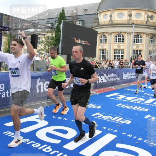 29.06.2025 - hella hamburg halbmarathon Michael Strokosch http://msf.ph/oto/8266292 29.06.2025 10:52:33 Ziel 3715, 7178, 7232, 8371, 8661, 9145, 9876, 11791, 13015, 13301, 14561, 15980, 18982 meine-sportfotos.de