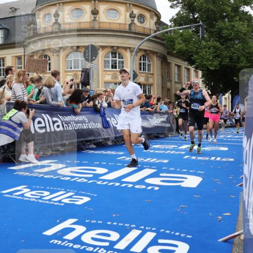 29.06.2025 - hella hamburg halbmarathon Strokosch-Dieckow http://msf.ph/oto/8266295 29.06.2025 10:45:16 Ziel 1697, 2188, 2367, 2470, 3186, 5706, 6054, 6375, 6575, 6819, 7087, 9105, 10064, 11469, 12783, 14703, 15563, 15636, 15651, 15741, 15760, 16513, 17120, 17499, 17960, 18346, 18718 meine-sportfotos.de