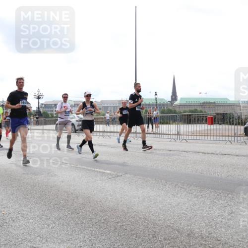 29.06.2025 - hella hamburg halbmarathon Lena Gebhardt http://msf.ph/oto/8266356 29.06.2025 10:34:43 Lombardsbrücke 1025, 1672, 2023, 2355, 2412, 2464, 2510, 2511, 2801, 3130, 3145, 3420, 4540, 4824, 4826, 4884, 5453, 5609, 6034, 6105, 6171, 6310, 6329, 6335, 6379, 6397, 6571, 6574, 6843, 7020, 7299, 7386, 7644, 7733, 8349, 8369, 8705, 8793, 8965, 9122, 9164, 9248, 9379, 9448, 9514, 10335, 10464, 10564, 10606, 10674, 11122, 11245, 11646, 11872, 12019, 12164, 12236, 12382, 12764, 13957, 15477, 16238, 16311, 16390, 16682, 16919, 17230, 18158, 18941 meine-sportfotos.de