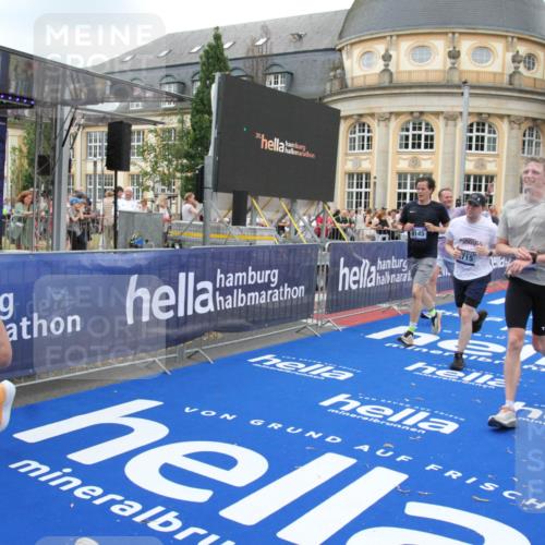 29.06.2025 - hella hamburg halbmarathon Michael Strokosch http://msf.ph/oto/8266366 29.06.2025 10:52:33 Ziel 3715, 7178, 7232, 8371, 8661, 9145, 9876, 11791, 13015, 13301, 14561, 15980, 18982 meine-sportfotos.de