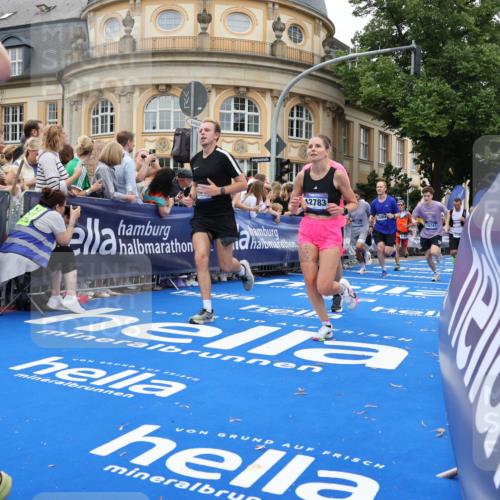 29.06.2025 - hella hamburg halbmarathon Strokosch-Dieckow http://msf.ph/oto/8266372 29.06.2025 10:45:17 Ziel 1697, 2188, 2367, 2470, 3186, 5706, 6054, 6375, 7087, 9105, 10064, 11469, 12783, 14703, 15563, 15636, 15651, 15741, 15760, 16513, 17120, 17499, 18346, 18407, 18718 meine-sportfotos.de