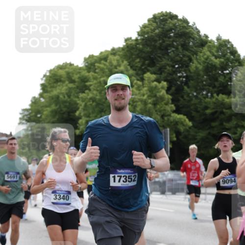 29.06.2025 - hella hamburg halbmarathon Jannik Wohlers http://msf.ph/oto/8266403 29.06.2025 10:33:30 Lombardsbrücke 1189, 1275, 1417, 1705, 1787, 1896, 2482, 2526, 3264, 3340, 3345, 3560, 4479, 4696, 4807, 4942, 5557, 5561, 5566, 5584, 5691, 5821, 5822, 5887, 6364, 6515, 6516, 6956, 7027, 7565, 8202, 8375, 8377, 8383, 8401, 9094, 9875, 9995, 10007, 10071, 10561, 10800, 11092, 11111, 11237, 11338, 11642, 12330, 12562, 12835, 13401, 13535, 13741, 13853, 13934, 14032, 14873, 15792, 15845, 17440, 19145, 19164 meine-sportfotos.de