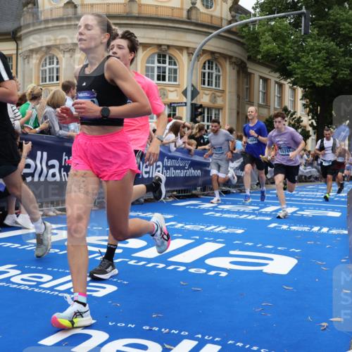 29.06.2025 - hella hamburg halbmarathon Strokosch-Dieckow http://msf.ph/oto/8266409 29.06.2025 10:45:18 Ziel 1697, 2188, 2367, 2470, 3186, 5706, 6054, 6375, 9105, 10064, 11469, 12643, 12783, 14703, 15563, 15636, 15651, 15741, 15760, 16513, 17499, 18407 meine-sportfotos.de