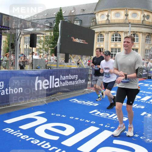 29.06.2025 - hella hamburg halbmarathon Michael Strokosch http://msf.ph/oto/8266426 29.06.2025 10:52:34 Ziel 3715, 6561, 6562, 7178, 7232, 8371, 8661, 9145, 9739, 9876, 11791, 13015, 13301, 14561, 15001, 15980, 18982 meine-sportfotos.de