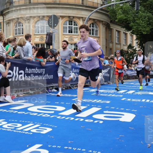 29.06.2025 - hella hamburg halbmarathon Strokosch-Dieckow http://msf.ph/oto/8266430 29.06.2025 10:45:19 Ziel 1697, 2188, 2367, 2470, 3186, 5706, 6054, 6375, 9105, 10064, 11469, 12277, 12643, 12783, 14703, 15563, 15636, 15741, 15760, 16513, 17499, 18407, 18638 meine-sportfotos.de