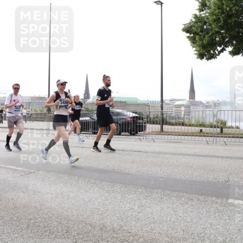 29.06.2025 - hella hamburg halbmarathon Lena Gebhardt http://msf.ph/oto/8266446 29.06.2025 10:34:44 Lombardsbrücke 1025, 1672, 2023, 2355, 2412, 2464, 2510, 2511, 2801, 3130, 3420, 4540, 4824, 4826, 4884, 5453, 5609, 6034, 6105, 6171, 6310, 6329, 6335, 6379, 6397, 6571, 6574, 6843, 7020, 7299, 7386, 7644, 7733, 8369, 8705, 8793, 8965, 9122, 9164, 9248, 9379, 9448, 9514, 10335, 10464, 10564, 10606, 10674, 11122, 11245, 11646, 11872, 12019, 12164, 12236, 12382, 12764, 13957, 15477, 16238, 16311, 16390, 16682, 16919, 17230, 18158, 18941 meine-sportfotos.de