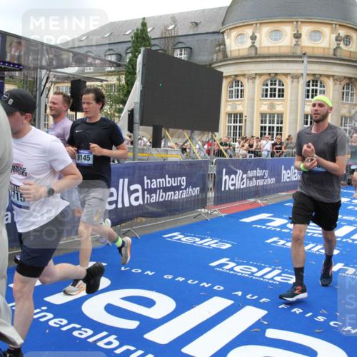 29.06.2025 - hella hamburg halbmarathon Michael Strokosch http://msf.ph/oto/8266513 29.06.2025 10:52:35 Ziel 3715, 6561, 6562, 7178, 7232, 8371, 8661, 9145, 9739, 11791, 13301, 14561, 15001, 15980, 18982 meine-sportfotos.de