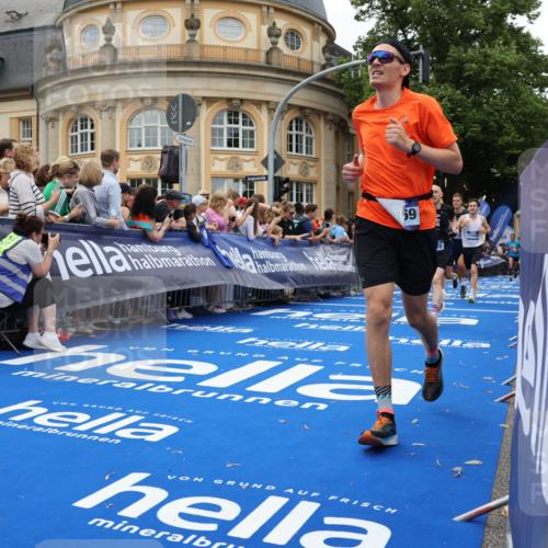 29.06.2025 - hella hamburg halbmarathon Strokosch-Dieckow http://msf.ph/oto/8266609 29.06.2025 10:45:22 Ziel 1697, 2188, 2367, 2470, 3186, 5706, 9105, 10064, 11469, 12277, 12643, 14703, 15563, 15741, 16725, 17499, 18407, 18638 meine-sportfotos.de