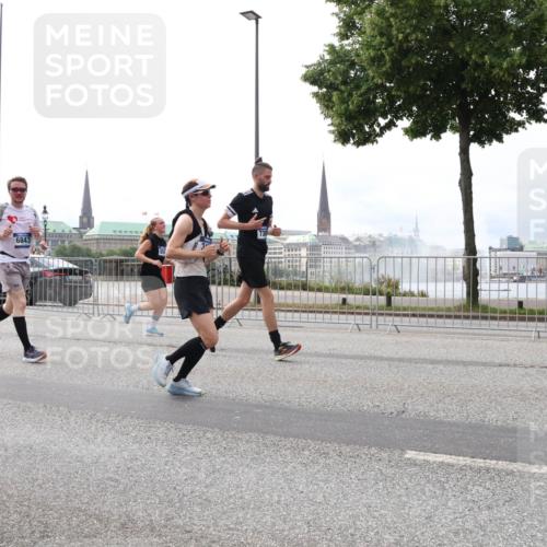 29.06.2025 - hella hamburg halbmarathon Lena Gebhardt http://msf.ph/oto/8266629 29.06.2025 10:34:44 Lombardsbrücke 1025, 1672, 2023, 2355, 2412, 2464, 2510, 2511, 2801, 3130, 3420, 4540, 4824, 4826, 4884, 5453, 5609, 6034, 6105, 6171, 6310, 6329, 6335, 6379, 6397, 6571, 6574, 6843, 7020, 7299, 7386, 7644, 7733, 8369, 8705, 8793, 8965, 9122, 9164, 9248, 9379, 9448, 9514, 10335, 10464, 10564, 10606, 10674, 11122, 11245, 11646, 11872, 12019, 12164, 12236, 12382, 12764, 13957, 15477, 16238, 16311, 16390, 16682, 16919, 17230, 18158, 18941 meine-sportfotos.de
