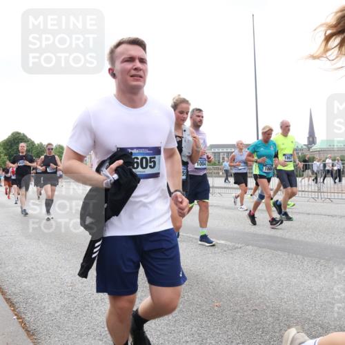 29.06.2025 - hella hamburg halbmarathon Lena Gebhardt http://msf.ph/oto/8266656 29.06.2025 10:46:13 Lombardsbrücke 1004, 1100, 1104, 1421, 1426, 1429, 1465, 1532, 1555, 1608, 1837, 1854, 1867, 1868, 1983, 2398, 2423, 2500, 2522, 2697, 2773, 2813, 2917, 2951, 2954, 2965, 3410, 4104, 4119, 4223, 4317, 4448, 4572, 5635, 5697, 5703, 5769, 5770, 5854, 5892, 6068, 6133, 6333, 6392, 6623, 7268, 7303, 7356, 7364, 7368, 7374, 7605, 7894, 7960, 7983, 8047, 8700, 9120, 9121, 9129, 9337, 9426, 9445, 10153, 10327, 10329, 10367, 10511, 11358, 11361, 11876, 11910, 12298, 12333, 12507, 12522 meine-sportfotos.de