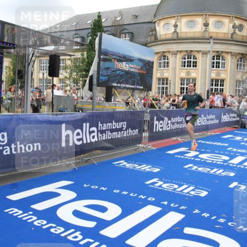 29.06.2025 - hella hamburg halbmarathon Michael Strokosch http://msf.ph/oto/8266664 29.06.2025 10:52:36 Ziel 2670, 3715, 3952, 6561, 6562, 7178, 7232, 9145, 9739, 11689, 11791, 12450, 13051, 13301, 14561, 15001, 15980, 18982 meine-sportfotos.de