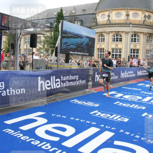 29.06.2025 - hella hamburg halbmarathon Michael Strokosch http://msf.ph/oto/8266683 29.06.2025 10:52:37 Ziel 2670, 3715, 3952, 6561, 6562, 7232, 9145, 9739, 11689, 12450, 13051, 13301, 14561, 15001, 15980, 18982 meine-sportfotos.de