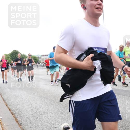 29.06.2025 - hella hamburg halbmarathon Lena Gebhardt http://msf.ph/oto/8266687 29.06.2025 10:46:14 Lombardsbrücke 1004, 1100, 1104, 1421, 1426, 1429, 1465, 1532, 1555, 1608, 1837, 1854, 1867, 1868, 1983, 2398, 2423, 2500, 2522, 2697, 2773, 2813, 2951, 2954, 2965, 3410, 4104, 4119, 4223, 4317, 4448, 4572, 5635, 5697, 5703, 5769, 5770, 5854, 5892, 6068, 6133, 6333, 6392, 6623, 7268, 7303, 7356, 7364, 7368, 7374, 7605, 7894, 7960, 7983, 8047, 8700, 9120, 9121, 9129, 9337, 9426, 9445, 10153, 10327, 10329, 10367, 10511, 11358, 11361, 11876, 11910, 12298, 12333, 12507, 12522 meine-sportfotos.de