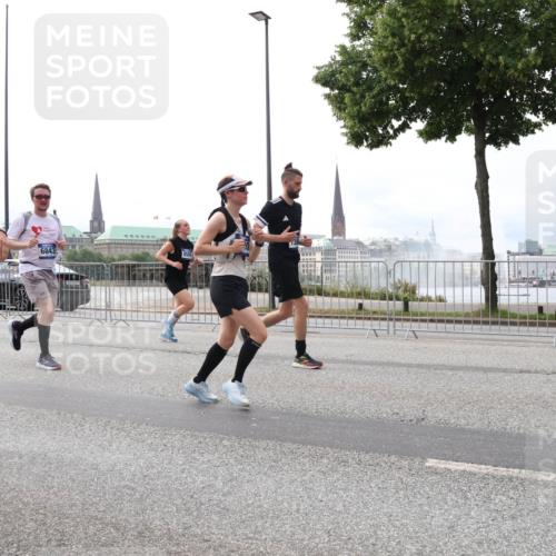29.06.2025 - hella hamburg halbmarathon Lena Gebhardt http://msf.ph/oto/8266689 29.06.2025 10:34:44 Lombardsbrücke 1025, 1672, 2023, 2355, 2412, 2464, 2510, 2511, 2801, 3130, 3420, 4540, 4824, 4826, 4884, 5453, 5609, 6034, 6105, 6171, 6310, 6329, 6335, 6379, 6397, 6571, 6574, 6843, 7020, 7299, 7386, 7644, 7733, 8369, 8705, 8793, 8965, 9122, 9164, 9248, 9379, 9448, 9514, 10335, 10464, 10564, 10606, 10674, 11122, 11245, 11646, 11872, 12019, 12164, 12236, 12382, 12764, 13957, 15477, 16238, 16311, 16390, 16682, 16919, 17230, 18158, 18941 meine-sportfotos.de