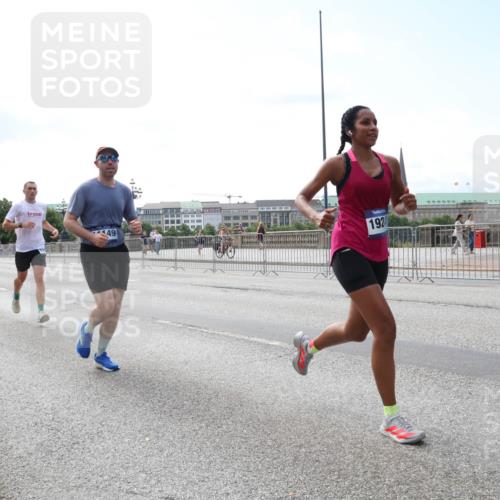 29.06.2025 - hella hamburg halbmarathon Lena Gebhardt http://msf.ph/oto/8266725 29.06.2025 10:11:13 Lombardsbrücke 1166, 1186, 1723, 1781, 2868, 3837, 4287, 5254, 5653, 7271, 7370, 8171, 8206, 8207, 8368, 8561, 9119, 9169, 9829, 10196, 10372, 11149, 11755, 12286, 12426, 12556, 12571, 12790, 12836, 13588, 13594, 13603, 14022, 14149, 14270, 15009, 15214, 15252, 15797, 15908, 16383, 16808, 17142, 17500, 17787, 18382, 19172, 19241 meine-sportfotos.de