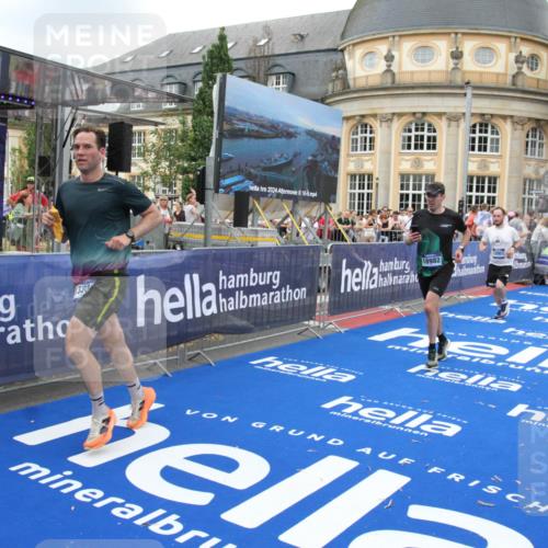 29.06.2025 - hella hamburg halbmarathon Michael Strokosch http://msf.ph/oto/8266768 29.06.2025 10:52:38 Ziel 2346, 2670, 3952, 6561, 6562, 7232, 9739, 10115, 11689, 12450, 13051, 13301, 15001, 15980, 18982 meine-sportfotos.de