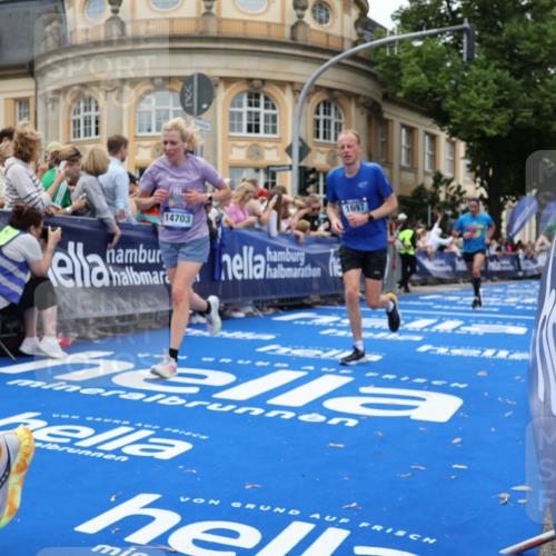 29.06.2025 - hella hamburg halbmarathon Strokosch-Dieckow http://msf.ph/oto/8266777 29.06.2025 10:45:25 Ziel 1697, 2138, 2367, 2415, 2470, 3186, 5706, 6831, 8374, 9105, 11469, 12277, 12643, 14062, 14703, 16725, 17499, 18407, 18638 meine-sportfotos.de