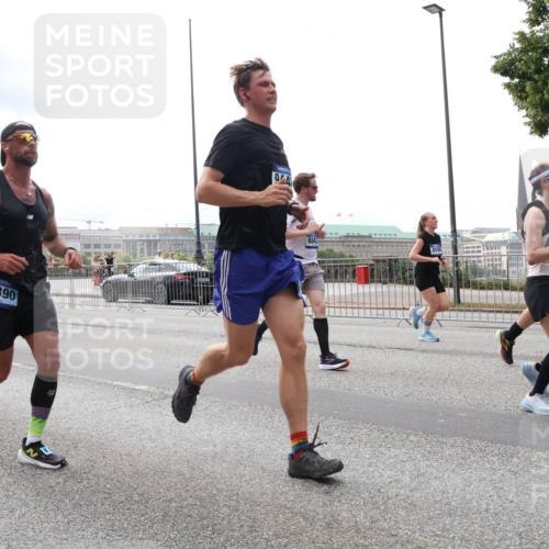 29.06.2025 - hella hamburg halbmarathon Lena Gebhardt http://msf.ph/oto/8266792 29.06.2025 10:34:44 Lombardsbrücke 1025, 1672, 2023, 2355, 2412, 2464, 2510, 2511, 2801, 3130, 3420, 4540, 4824, 4826, 4884, 5453, 5609, 6034, 6105, 6171, 6310, 6329, 6335, 6379, 6397, 6571, 6574, 6843, 7020, 7299, 7386, 7644, 7733, 8369, 8705, 8793, 8965, 9122, 9164, 9248, 9379, 9448, 9514, 10335, 10464, 10564, 10606, 10674, 11122, 11245, 11646, 11872, 12019, 12164, 12236, 12382, 12764, 13957, 15477, 16238, 16311, 16390, 16682, 16919, 17230, 18158, 18941 meine-sportfotos.de