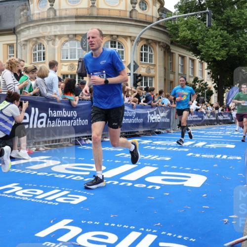29.06.2025 - hella hamburg halbmarathon Strokosch-Dieckow http://msf.ph/oto/8266803 29.06.2025 10:45:26 Ziel 1697, 2138, 2367, 2415, 2470, 3186, 5623, 5706, 6831, 8374, 9105, 11469, 12277, 12643, 14062, 14703, 16725, 17499, 18407, 18638 meine-sportfotos.de