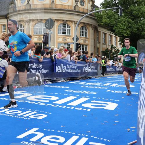 29.06.2025 - hella hamburg halbmarathon Strokosch-Dieckow http://msf.ph/oto/8266841 29.06.2025 10:45:27 Ziel 1697, 2138, 2367, 2415, 2470, 3186, 5623, 6831, 8374, 8668, 11469, 12277, 12643, 14062, 14703, 16725, 17499, 18407, 18638 meine-sportfotos.de