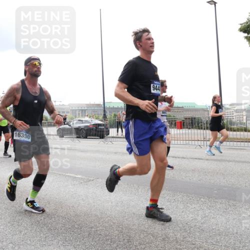 29.06.2025 - hella hamburg halbmarathon Lena Gebhardt http://msf.ph/oto/8266855 29.06.2025 10:34:45 Lombardsbrücke 1025, 1672, 2023, 2355, 2412, 2464, 2510, 2511, 2801, 3130, 3420, 4540, 4824, 4826, 4884, 5453, 5609, 6034, 6105, 6171, 6310, 6329, 6335, 6379, 6397, 6571, 6574, 6843, 7020, 7299, 7386, 7644, 7733, 8369, 8705, 8793, 8965, 9122, 9164, 9248, 9379, 9448, 9514, 10335, 10358, 10464, 10564, 10606, 10674, 11122, 11245, 11646, 11872, 12019, 12164, 12236, 12382, 12764, 13957, 15477, 16238, 16311, 16390, 16682, 16919, 17230, 18158, 18941 meine-sportfotos.de