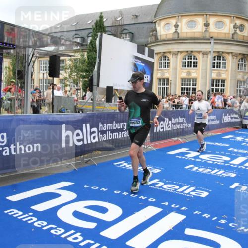 29.06.2025 - hella hamburg halbmarathon Michael Strokosch http://msf.ph/oto/8266870 29.06.2025 10:52:39 Ziel 2346, 2670, 3952, 6561, 6562, 7475, 9739, 10115, 11459, 11689, 12450, 13051, 13301, 14122, 15001, 18982 meine-sportfotos.de