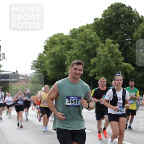 29.06.2025 - hella hamburg halbmarathon Jannik Wohlers http://msf.ph/oto/8266907 29.06.2025 10:33:32 Lombardsbrücke 1189, 1275, 1417, 1705, 1787, 1896, 2265, 2482, 2496, 2526, 3264, 3340, 3345, 3829, 4479, 4696, 4807, 4942, 5557, 5561, 5566, 5584, 5691, 5821, 5822, 5887, 6364, 6515, 6516, 6956, 7027, 7565, 8202, 8277, 8375, 8377, 8383, 8401, 9094, 9875, 9995, 10007, 10071, 10561, 10800, 11092, 11111, 11237, 11338, 11432, 11642, 12330, 12562, 12835, 13401, 13485, 13535, 13741, 13853, 13934, 14032, 14058, 14873, 15792, 15845, 17440, 17953, 19145, 19164 meine-sportfotos.de