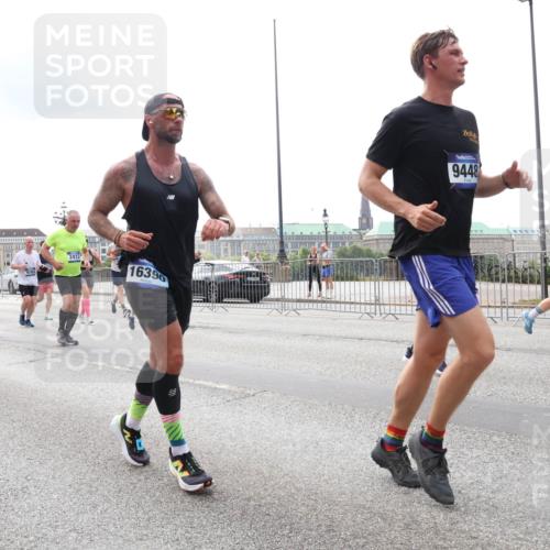 29.06.2025 - hella hamburg halbmarathon Lena Gebhardt http://msf.ph/oto/8266930 29.06.2025 10:34:45 Lombardsbrücke 1025, 1672, 2023, 2355, 2412, 2464, 2510, 2511, 2801, 3130, 3420, 4540, 4824, 4826, 4884, 5453, 5609, 6034, 6105, 6171, 6310, 6329, 6335, 6379, 6397, 6571, 6574, 6843, 7020, 7299, 7386, 7644, 7733, 8369, 8705, 8793, 8965, 9122, 9164, 9248, 9379, 9448, 9514, 10335, 10358, 10464, 10564, 10606, 10674, 11122, 11245, 11646, 11872, 12019, 12164, 12236, 12382, 12764, 13957, 15477, 16238, 16311, 16390, 16682, 16919, 17230, 18158, 18941 meine-sportfotos.de