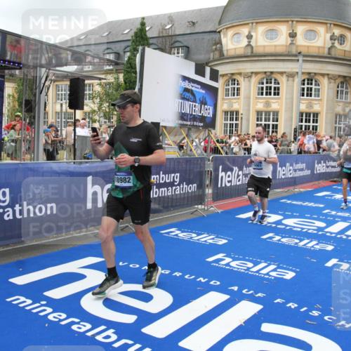 29.06.2025 - hella hamburg halbmarathon Michael Strokosch http://msf.ph/oto/8266944 29.06.2025 10:52:39 Ziel 2346, 2670, 3952, 6561, 6562, 7475, 9739, 10115, 11459, 11689, 12450, 13051, 13301, 14122, 15001, 18982 meine-sportfotos.de