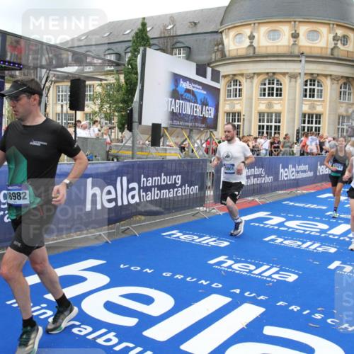 29.06.2025 - hella hamburg halbmarathon Michael Strokosch http://msf.ph/oto/8267002 29.06.2025 10:52:39 Ziel 2346, 2670, 3952, 6561, 6562, 7475, 9739, 10115, 11459, 11689, 12450, 13051, 13301, 14122, 15001, 18982 meine-sportfotos.de