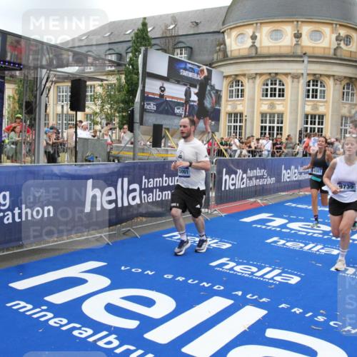 29.06.2025 - hella hamburg halbmarathon Michael Strokosch http://msf.ph/oto/8267059 29.06.2025 10:52:40 Ziel 2346, 2670, 3952, 6561, 6562, 7475, 9739, 10115, 11459, 11689, 12450, 13051, 13301, 14122, 15001, 18982 meine-sportfotos.de