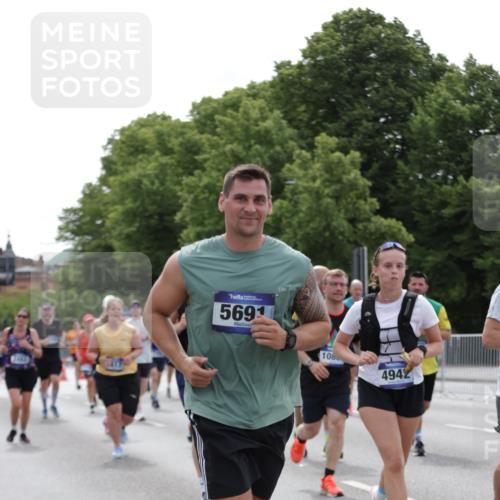 29.06.2025 - hella hamburg halbmarathon Jannik Wohlers http://msf.ph/oto/8267083 29.06.2025 10:33:32 Lombardsbrücke 1189, 1275, 1417, 1705, 1787, 1896, 2265, 2482, 2496, 2526, 3264, 3340, 3345, 3829, 4479, 4696, 4807, 4942, 5557, 5561, 5566, 5584, 5691, 5821, 5822, 5887, 6364, 6515, 6516, 6956, 7027, 7565, 8202, 8277, 8375, 8377, 8383, 8401, 9094, 9875, 9995, 10007, 10071, 10561, 10800, 11092, 11111, 11237, 11338, 11432, 11642, 12330, 12562, 12835, 13401, 13485, 13535, 13741, 13853, 13934, 14032, 14058, 14873, 15792, 15845, 17440, 17953, 19145, 19164 meine-sportfotos.de