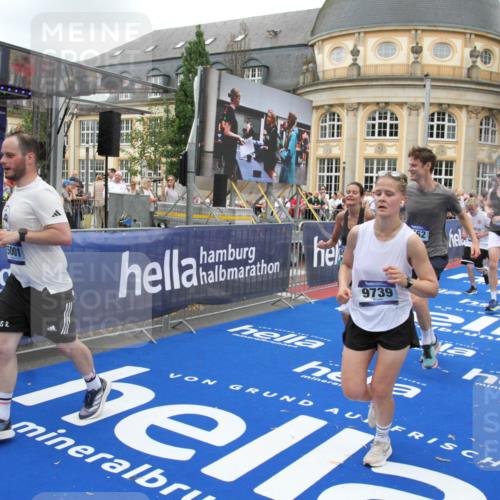29.06.2025 - hella hamburg halbmarathon Michael Strokosch http://msf.ph/oto/8267116 29.06.2025 10:52:41 Ziel 2346, 2670, 3952, 5116, 6561, 6562, 7475, 9739, 9869, 10115, 11459, 11689, 12450, 13051, 13301, 14122, 15001, 18982 meine-sportfotos.de