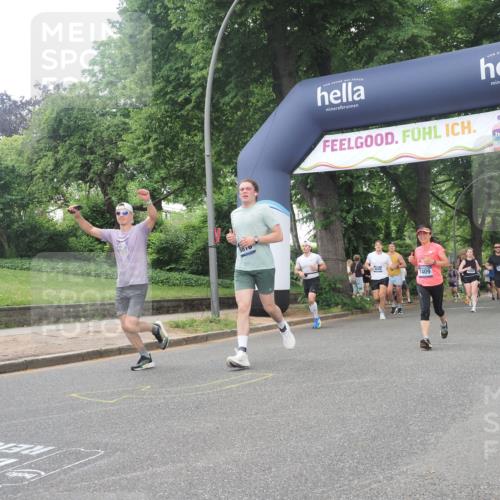 29.06.2025 - hella hamburg halbmarathon KatJ http://msf.ph/oto/8267139 29.06.2025 10:39:19 Zwischen KM18-KM19 1098, 7409, 8139 meine-sportfotos.de