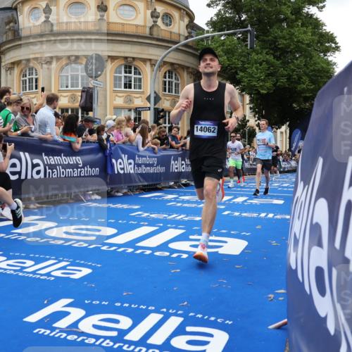 29.06.2025 - hella hamburg halbmarathon Strokosch-Dieckow http://msf.ph/oto/8267148 29.06.2025 10:45:34 Ziel 2138, 2415, 5623, 6071, 6711, 6831, 8374, 8668, 11291, 11495, 12154, 14062, 14764, 15666, 16725, 17674, 18862, 18878 meine-sportfotos.de