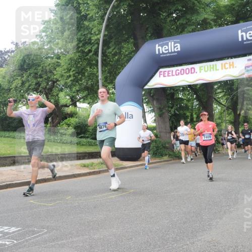 29.06.2025 - hella hamburg halbmarathon KatJ http://msf.ph/oto/8267150 29.06.2025 10:39:19 Zwischen KM18-KM19 1098, 7409, 8139 meine-sportfotos.de