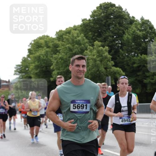 29.06.2025 - hella hamburg halbmarathon Jannik Wohlers http://msf.ph/oto/8267158 29.06.2025 10:33:32 Lombardsbrücke 1189, 1275, 1417, 1705, 1787, 1896, 2265, 2482, 2496, 2526, 3264, 3340, 3345, 3829, 4479, 4696, 4807, 4942, 5557, 5561, 5566, 5584, 5691, 5821, 5822, 5887, 6364, 6515, 6516, 6956, 7027, 7565, 8202, 8277, 8375, 8377, 8383, 8401, 9094, 9875, 9995, 10007, 10071, 10561, 10800, 11092, 11111, 11237, 11338, 11432, 11642, 12330, 12562, 12835, 13401, 13485, 13535, 13741, 13853, 13934, 14032, 14058, 14873, 15792, 15845, 17440, 17953, 19145, 19164 meine-sportfotos.de