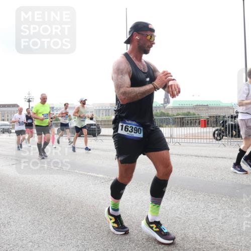 29.06.2025 - hella hamburg halbmarathon Lena Gebhardt http://msf.ph/oto/8267165 29.06.2025 10:34:45 Lombardsbrücke 1025, 1672, 2023, 2355, 2412, 2464, 2510, 2511, 2801, 3130, 3420, 4540, 4824, 4826, 4884, 5453, 5609, 6034, 6105, 6171, 6310, 6329, 6335, 6379, 6397, 6571, 6574, 6843, 7020, 7299, 7386, 7644, 7733, 8369, 8705, 8793, 8965, 9122, 9164, 9248, 9379, 9448, 9514, 10335, 10358, 10464, 10564, 10606, 10674, 11122, 11245, 11646, 11872, 12019, 12164, 12236, 12382, 12764, 13957, 15477, 16238, 16311, 16390, 16682, 16919, 17230, 18158, 18941 meine-sportfotos.de