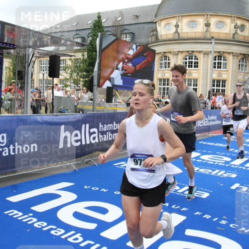 29.06.2025 - hella hamburg halbmarathon Michael Strokosch http://msf.ph/oto/8267172 29.06.2025 10:52:41 Ziel 2346, 2670, 3952, 5116, 6561, 6562, 7475, 9739, 9869, 10115, 11459, 11689, 12450, 13051, 13301, 14122, 15001, 18982 meine-sportfotos.de