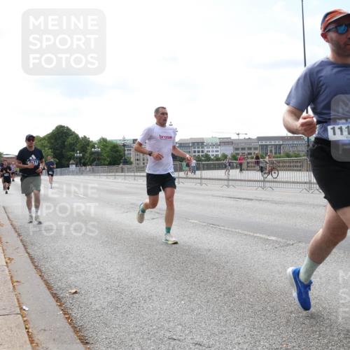 29.06.2025 - hella hamburg halbmarathon Lena Gebhardt http://msf.ph/oto/8267180 29.06.2025 10:11:14 Lombardsbrücke 1166, 1186, 1723, 1781, 2868, 3837, 4287, 5254, 5653, 7271, 7370, 8171, 8206, 8207, 8368, 8561, 9119, 9169, 9829, 10196, 10372, 11149, 11755, 12286, 12426, 12556, 12571, 12790, 12836, 13588, 13594, 13603, 14022, 14149, 14270, 15009, 15214, 15252, 15797, 15908, 16383, 16808, 17142, 17500, 17787, 18382, 19172, 19241 meine-sportfotos.de