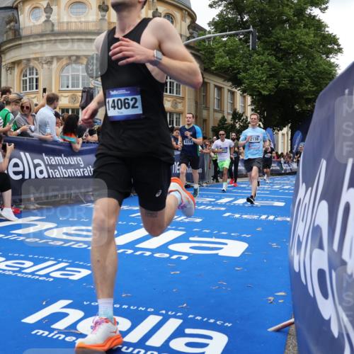 29.06.2025 - hella hamburg halbmarathon Strokosch-Dieckow http://msf.ph/oto/8267191 29.06.2025 10:45:34 Ziel 2138, 2415, 5623, 6071, 6711, 6831, 8374, 8668, 11291, 11495, 12154, 14062, 14764, 15666, 16725, 17674, 18862, 18878 meine-sportfotos.de