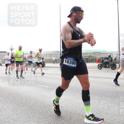 29.06.2025 - hella hamburg halbmarathon Lena Gebhardt http://msf.ph/oto/8267206 29.06.2025 10:34:45 Lombardsbrücke 1025, 1672, 2023, 2355, 2412, 2464, 2510, 2511, 2801, 3130, 3420, 4540, 4824, 4826, 4884, 5453, 5609, 6034, 6105, 6171, 6310, 6329, 6335, 6379, 6397, 6571, 6574, 6843, 7020, 7299, 7386, 7644, 7733, 8369, 8705, 8793, 8965, 9122, 9164, 9248, 9379, 9448, 9514, 10335, 10358, 10464, 10564, 10606, 10674, 11122, 11245, 11646, 11872, 12019, 12164, 12236, 12382, 12764, 13957, 15477, 16238, 16311, 16390, 16682, 16919, 17230, 18158, 18941 meine-sportfotos.de