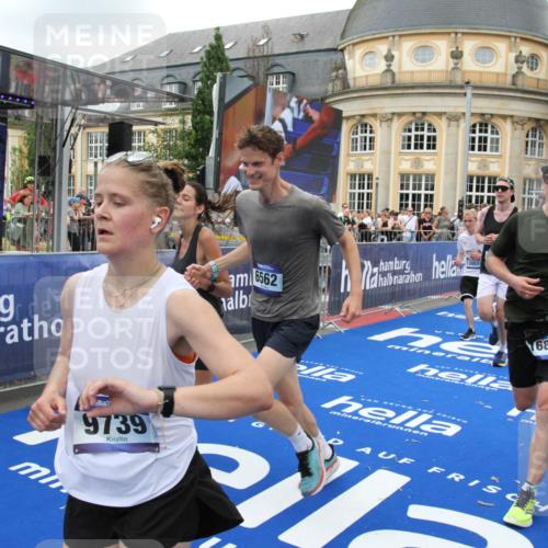 29.06.2025 - hella hamburg halbmarathon Michael Strokosch http://msf.ph/oto/8267225 29.06.2025 10:52:41 Ziel 2346, 2670, 3952, 5116, 6561, 6562, 7475, 9739, 9869, 10115, 11459, 11689, 12450, 13051, 13301, 14122, 15001, 18982 meine-sportfotos.de