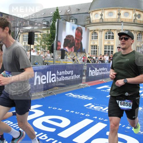 29.06.2025 - hella hamburg halbmarathon Michael Strokosch http://msf.ph/oto/8267279 29.06.2025 10:52:42 Ziel 2346, 2670, 3952, 3999, 5116, 6561, 6562, 7475, 9739, 9869, 10115, 11459, 11689, 12450, 12482, 13051, 14122, 15001, 18982 meine-sportfotos.de
