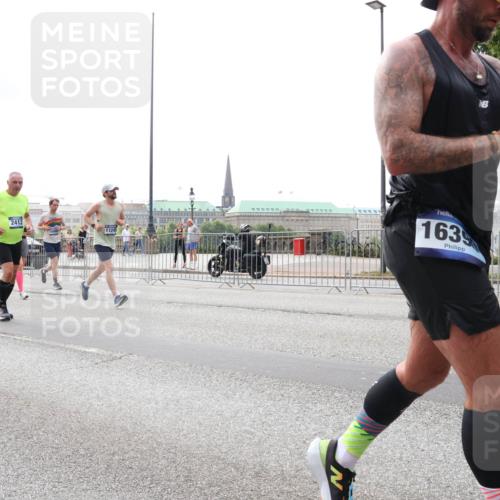 29.06.2025 - hella hamburg halbmarathon Lena Gebhardt http://msf.ph/oto/8267300 29.06.2025 10:34:45 Lombardsbrücke 1025, 1672, 2023, 2355, 2412, 2464, 2510, 2511, 2801, 3130, 3420, 4540, 4824, 4826, 4884, 5453, 5609, 6034, 6105, 6171, 6310, 6329, 6335, 6379, 6397, 6571, 6574, 6843, 7020, 7299, 7386, 7644, 7733, 8369, 8705, 8793, 8965, 9122, 9164, 9248, 9379, 9448, 9514, 10335, 10358, 10464, 10564, 10606, 10674, 11122, 11245, 11646, 11872, 12019, 12164, 12236, 12382, 12764, 13957, 15477, 16238, 16311, 16390, 16682, 16919, 17230, 18158, 18941 meine-sportfotos.de