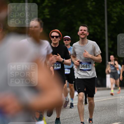 29.06.2025 - hella hamburg halbmarathon Dr. Thomas Lammeyer http://msf.ph/oto/8267329 29.06.2025 10:35:41 Kennedybrücke 1235, 1844, 2672, 2831, 2832, 3396, 3424, 3571, 3681, 4877, 4953, 5165, 5350, 5846, 5965, 6078, 6160, 6344, 6573, 6640, 7120, 8304, 8806, 9078, 9104, 9183, 9478, 9882, 9883, 10148, 10240, 10435, 10586, 10653, 11178 meine-sportfotos.de