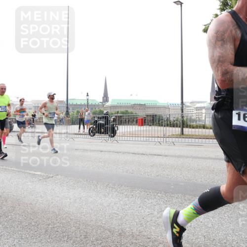 29.06.2025 - hella hamburg halbmarathon Lena Gebhardt http://msf.ph/oto/8267346 29.06.2025 10:34:46 Lombardsbrücke 1025, 1672, 2023, 2355, 2412, 2510, 2511, 2801, 3130, 3420, 4540, 4824, 4826, 4884, 5453, 5609, 6034, 6105, 6171, 6310, 6329, 6335, 6379, 6397, 6571, 6574, 6843, 7020, 7299, 7386, 7644, 7733, 8369, 8705, 8793, 8965, 9122, 9164, 9248, 9379, 9448, 9514, 10335, 10358, 10464, 10564, 10606, 10674, 11122, 11245, 11646, 11872, 12019, 12164, 12236, 12382, 12764, 13957, 15477, 16238, 16311, 16390, 16682, 16919, 17230, 18158, 18941 meine-sportfotos.de