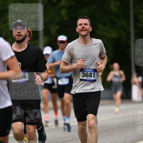 29.06.2025 - hella hamburg halbmarathon Dr. Thomas Lammeyer http://msf.ph/oto/8267395 29.06.2025 10:35:42 Kennedybrücke 1235, 1844, 2672, 2831, 2832, 3396, 3424, 3571, 3681, 4877, 4953, 5165, 5350, 5846, 5965, 6160, 6344, 6573, 6640, 7120, 8304, 8806, 9078, 9104, 9183, 9478, 9882, 9883, 10148, 10240, 10421, 10435, 10653, 11178 meine-sportfotos.de