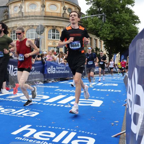 29.06.2025 - hella hamburg halbmarathon Strokosch-Dieckow http://msf.ph/oto/8267417 29.06.2025 10:45:38 Ziel 2138, 2415, 4854, 5047, 5623, 6071, 6711, 8374, 8668, 11291, 11495, 12154, 13975, 14374, 14764, 15666, 16617, 17332, 17674, 17835, 18862, 18878 meine-sportfotos.de